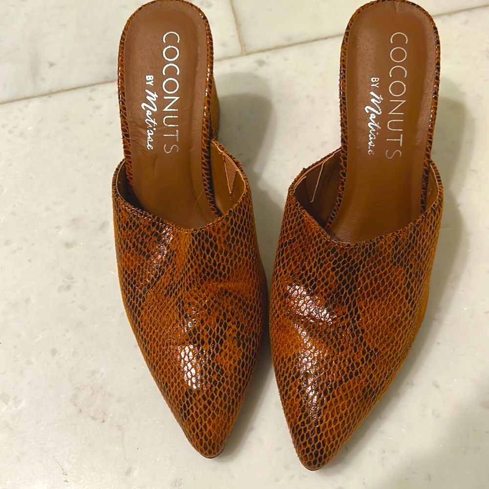 Beautiful brown wedges, only worn a few times! Good condition.